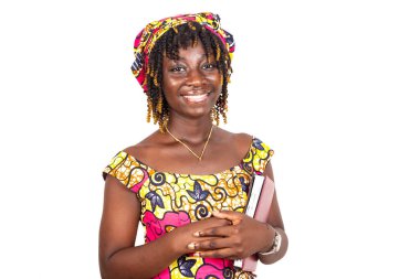 Geleneksel peştemalli güzel bir kadın elinde bir not defteri, kameraya gülümsüyor..