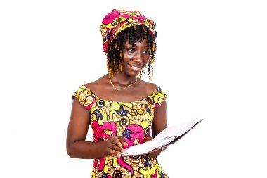 Geleneksel peştemalli güzel bir kadın elinde bir not defteri, kameraya gülümsüyor..