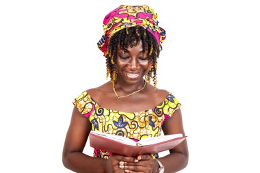 Geleneksel peştemalli güzel bir kadın elinde bir not defteri, kameraya gülümsüyor..