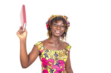 Geleneksel peştamallı güzel bir kadın elinde bir not defteri tutuyor ve kameraya gülümsüyor..