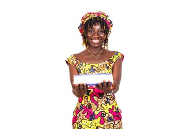 Geleneksel peştemalli güzel bir kadın elinde beyaz mendillerle kameraya gülümsüyor..