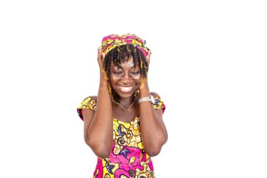 Güzel, mutlu, genç bir kadın. Gözleri kapalı, kulakları kulaklarla kaplanmış ve gülümsüyor..