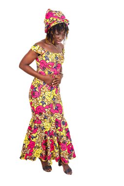 Geleneksel peştamallı güzel bir kadın ellerini karnına koyup acıdan kıvranıyor..