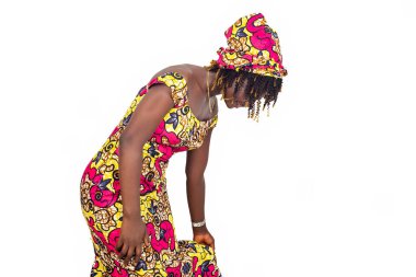 Güzel genç bir kadın geleneksel peştamalına bakıyor ve hayranlık duyuyor..