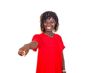 Kırmızı elbiseli güzel bir kadın seni işaret ediyor ve kameraya gülümsüyor..