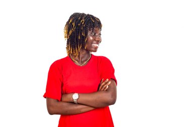 Kırmızı elbiseli güzel bir kadın kollarını kavuşturup gülümsüyor..