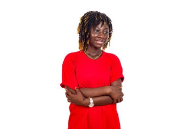 Kırmızı elbiseli güzel bir kadın kollarını kavuşturup gülümsüyor..