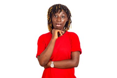 Güzel genç bir kadın şaşırdı ve ellerini çenesinde birleştirdi..