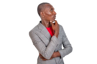 Ciddi bir iş adamı kollarını kavuşturup, çenesini kaldırdı..