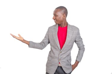 Ciddi bir iş adamının portresi gülümserken boş avuçla işaret ediyor.