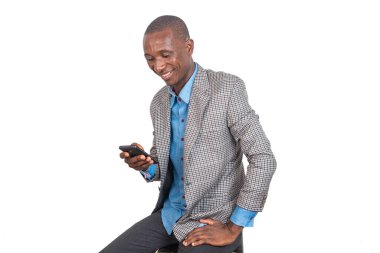 Ciddi bir iş adamı gülümserken cep telefonu kullanıyor..