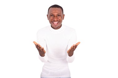 Beyaz elbiseli yakışıklı genç adam uzanıyor ve kameraya gülümsüyor..