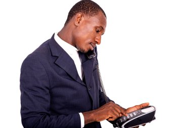 Yakışıklı, yetişkin bir işadamı cep telefonunda telefon numarası tutuyor..