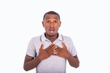 Şaşırmış genç bir iş adamının portresi. Ağzı açık, elleri göğsünde ve kameraya bakıyor..