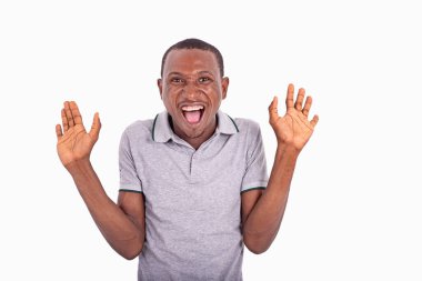 Kollarını açık avuçlarla silkeleyen, kameraya gülümseyen bir adamın portresi..