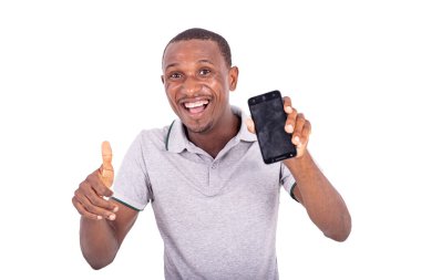 Yakışıklı, mutlu, cep telefonu tutan ve kameraya gülümseyen genç bir adam..