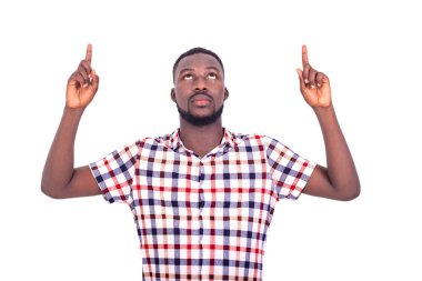 Yakışıklı, ciddi, yetişkin bir adam işaret ediyor..