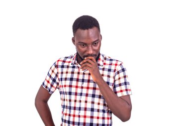 Eli ağızında ve aşağıya bakan yakışıklı, düşünceli yetişkin bir adam..