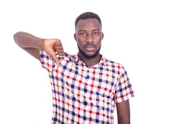 Yakışıklı, olgun bir adam ayakta ve parmağıyla işaret ediyor..