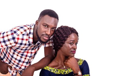 Beyaz arka planda izole edilmiş güzel bir çift kameraya bakıyor..