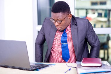 Ceketli yakışıklı işadamı masamızda oturmuş, şaşırmış bir şekilde laptopa bakıyor..