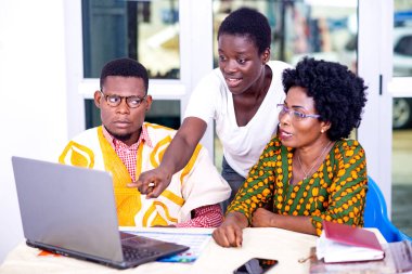 Ciddi yetişkin iş ortakları dizüstü bilgisayarda birlikte çalışıyorlar..