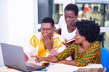 Ofiste laptopta birlikte çalışan yetişkin iş ortakları..