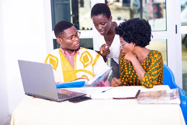 Yetişkin iş ortakları, raporları bir defterde birlikte kontrol ediyorlar, gülümsüyorlar..