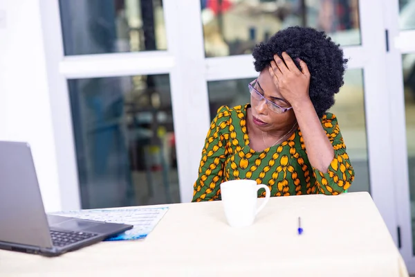 Mujer Negocios Cansado Con Dolor Cabeza Oficina Sentirse Mal Mientras —  Fotos de Stock
