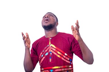 Yakışıklı, şaşkın, ağzı açık genç bir adam..