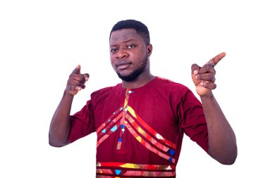 Yakışıklı genç adam iki elini ve parmağını yana uzatıp kameraya gülümsüyor.