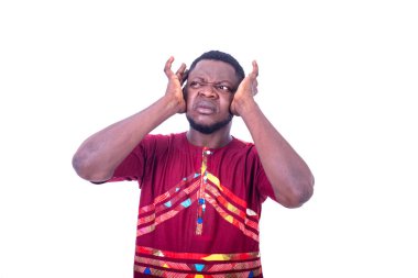 Ellerini kulaklarından kapatan kırmızı tişörtlü yakışıklı genç adam..