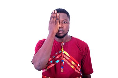 Yakışıklı genç adam, muhteşem bir gömlek giyiyor bir gözünü eliyle kapatıyor..