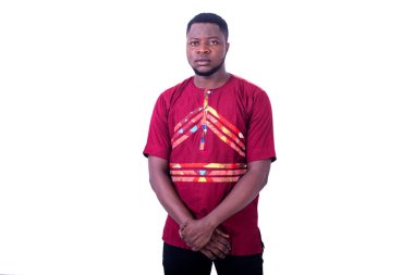 Yakışıklı bir gencin portresi, muhteşem bir gömlek giyiyor ve kameraya bakıyor..