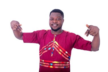 Yakışıklı genç adam, fevkalade bir gömlek giymiş kameraya gülümseyen eller sallıyor..