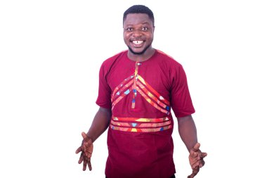 Yakışıklı, mutlu, kameraya gülümseyen muhteşem bir gömlek giyen genç adam..