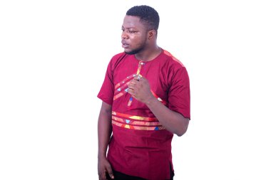 Yakışıklı genç adam, muhteşem bir gömlek giyiyor ve bir şeyler düşünüyor..