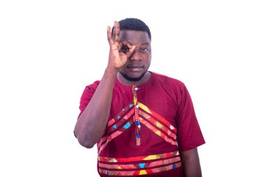 Yakışıklı genç adam doğru hareketi yapıyor. Elleri gözlerinde, parmaklarından bakıyor..