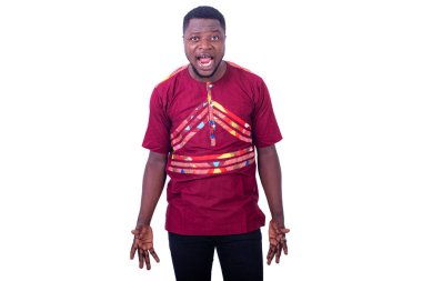 Beyaz arka planda duran peştemalli yakışıklı bir adam çığlık atıyor.