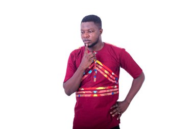 Beyaz arka planda duran peştemalli yakışıklı bir adam parmağını çenesinin altına sokup düşünüyor..