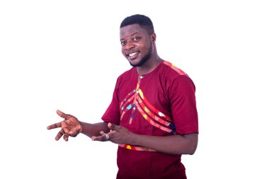 Beyaz arka planda duran peştemalli yakışıklı bir adam gülümsüyor ve el kol hareketi yapıyor..