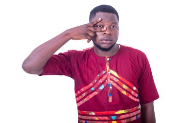 Yakışıklı ve ciddi bir gencin portresi parmaklarıyla barış sembolü yapıyor..