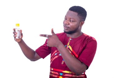 Geleneksel tişörtlü yakışıklı genç adam elinde şişeyi işaret ediyor..