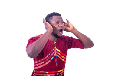 Giysiler içinde dikilmiş yakışıklı, şaşırmış genç adam kulakları kulaklarında dedikoduları dinliyor..