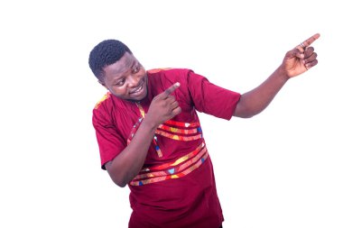 Giysiler içinde duran yakışıklı genç adam gülümseyerek parmaklarını havaya kaldırıyor..