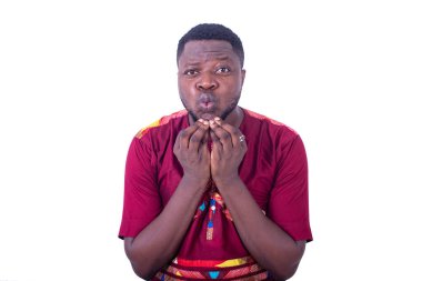 Sakalına dokunup kameraya bakan yakışıklı bir gencin portresi..