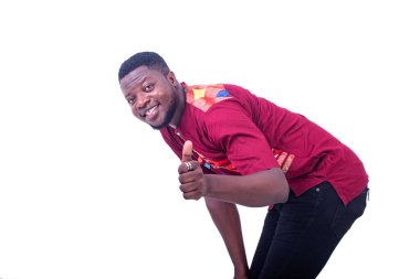 Yakışıklı bir genç adamın portresi başparmağını gösteriyor ve kameraya gülümsüyor..