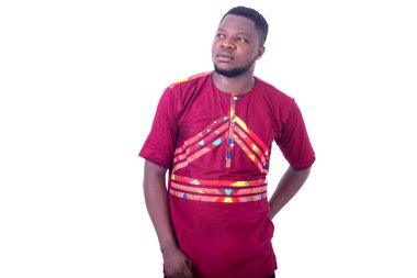 Geleneksel gömlek giyen yakışıklı, mutlu genç adam, yana bakıyor..