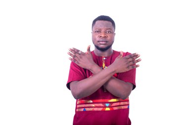 Yakışıklı genç adam ellerini çapraz yapıp reddediyor..