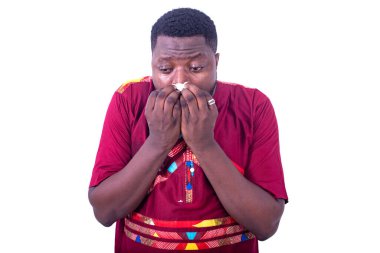 Geleneksel gömlekli yakışıklı genç adam mendile hapşıran grip..